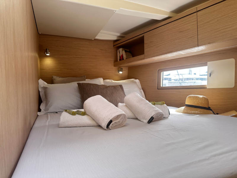 Yacht Front Starboard side Cabin